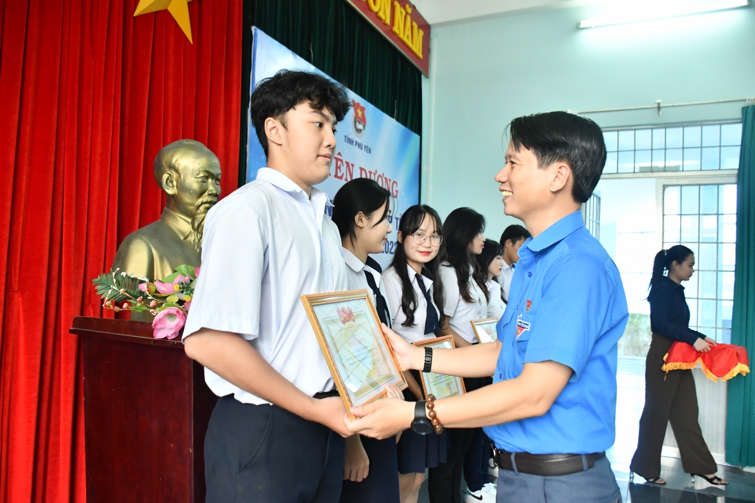 Đồng chí Lương Minh Tùng - Bí thư Tỉnh Đoàn, Chủ tịch Hội LHTN Việt Nam tỉnh đã trao bằng khen chohọc sinh đạt danh hiệu "Học sinh 3 tốt" cấp tỉnh năm học 2021- 2022.