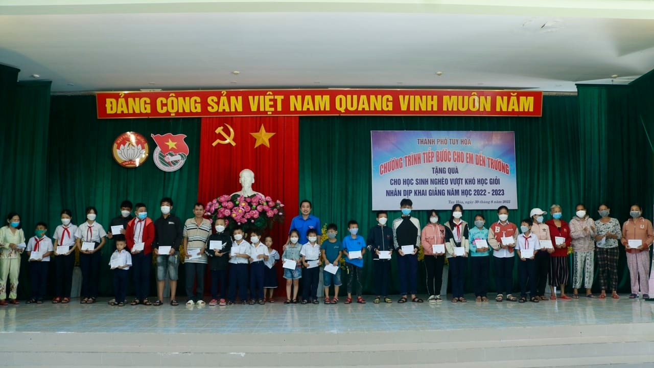 an Tổ chức trao học bổng cho các em học sinh có hoàn cảnh khó khăn.