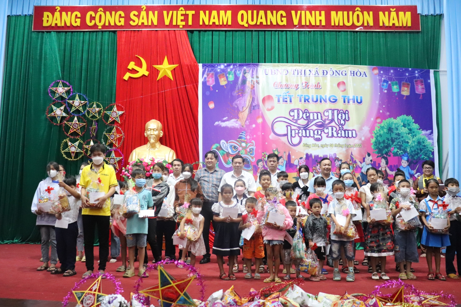  Lãnh đạo UBND thị xã và các cơ quan trao quà cho các em thiếu nhi.