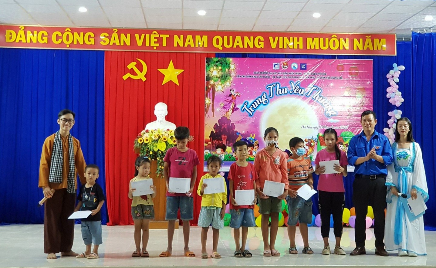 Ban Tổ chức trao học bổng cho các em thiếu nhi, học sinh có hoàn cảnh khó khăn.