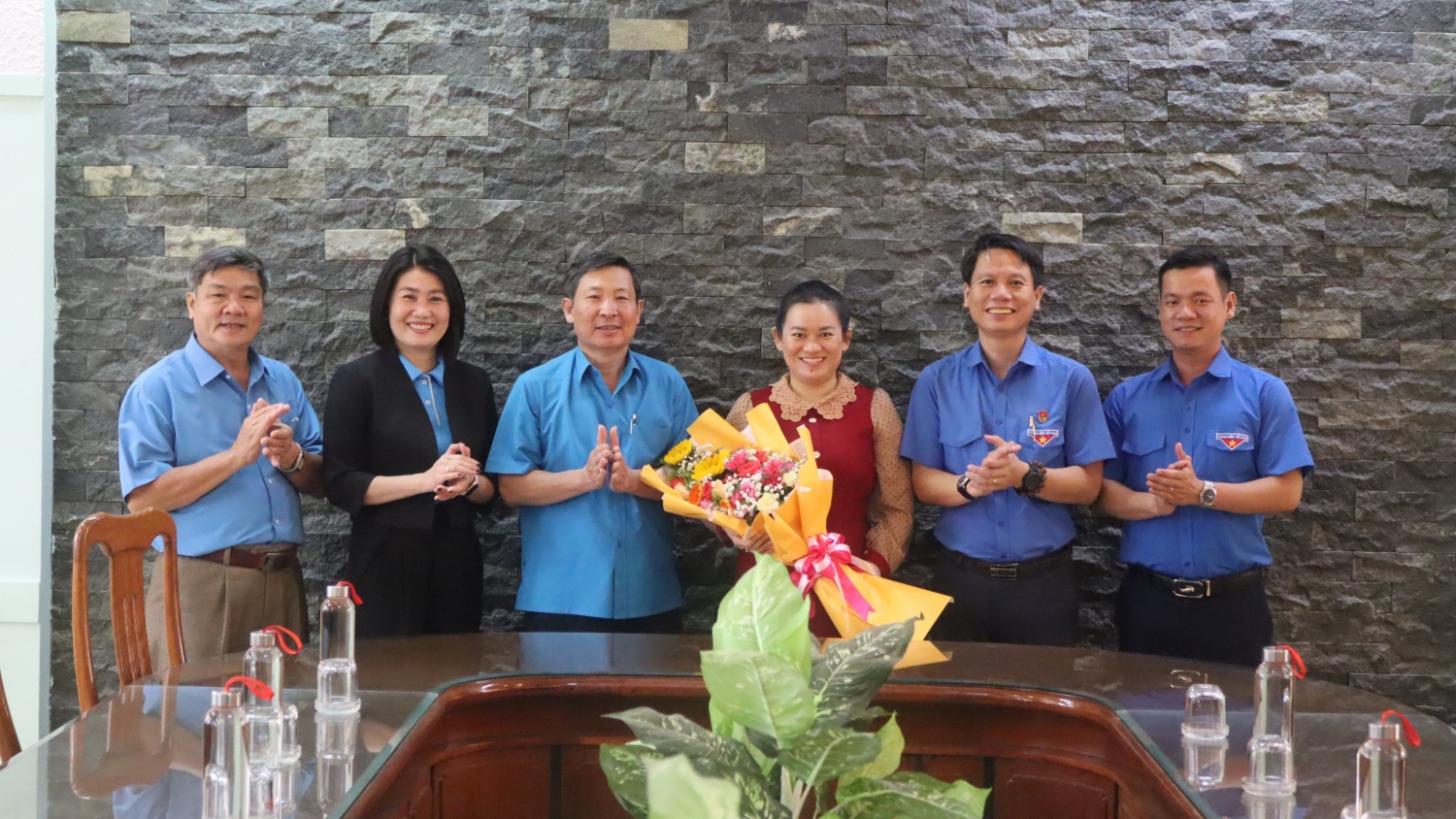 Thường trực Tỉnh Đoàn và Lãnh đạo Liên đoàn Lao động tỉnh tặng hoa chúc mừng đồng chí Ngô Thị Thanh Danh.