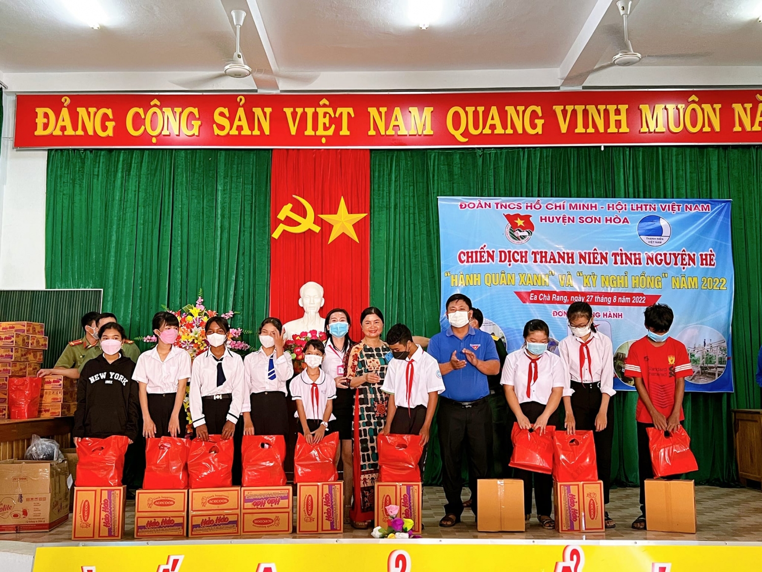 Trao tặng túi quà an sinh cho thanh thiếu nhi và bà con nhân dân tại các địa phương trên địa bàn huyện.