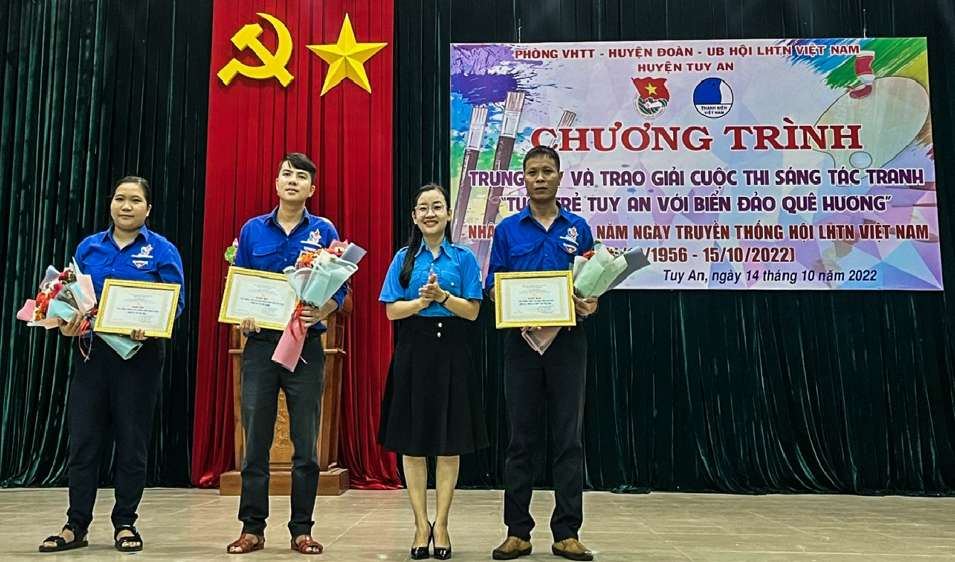 Ban tổ chức trao giải thưởng cuộc thi sáng tác tranh “Tuổi trẻ Tuy An với biển đảo quê hương”.