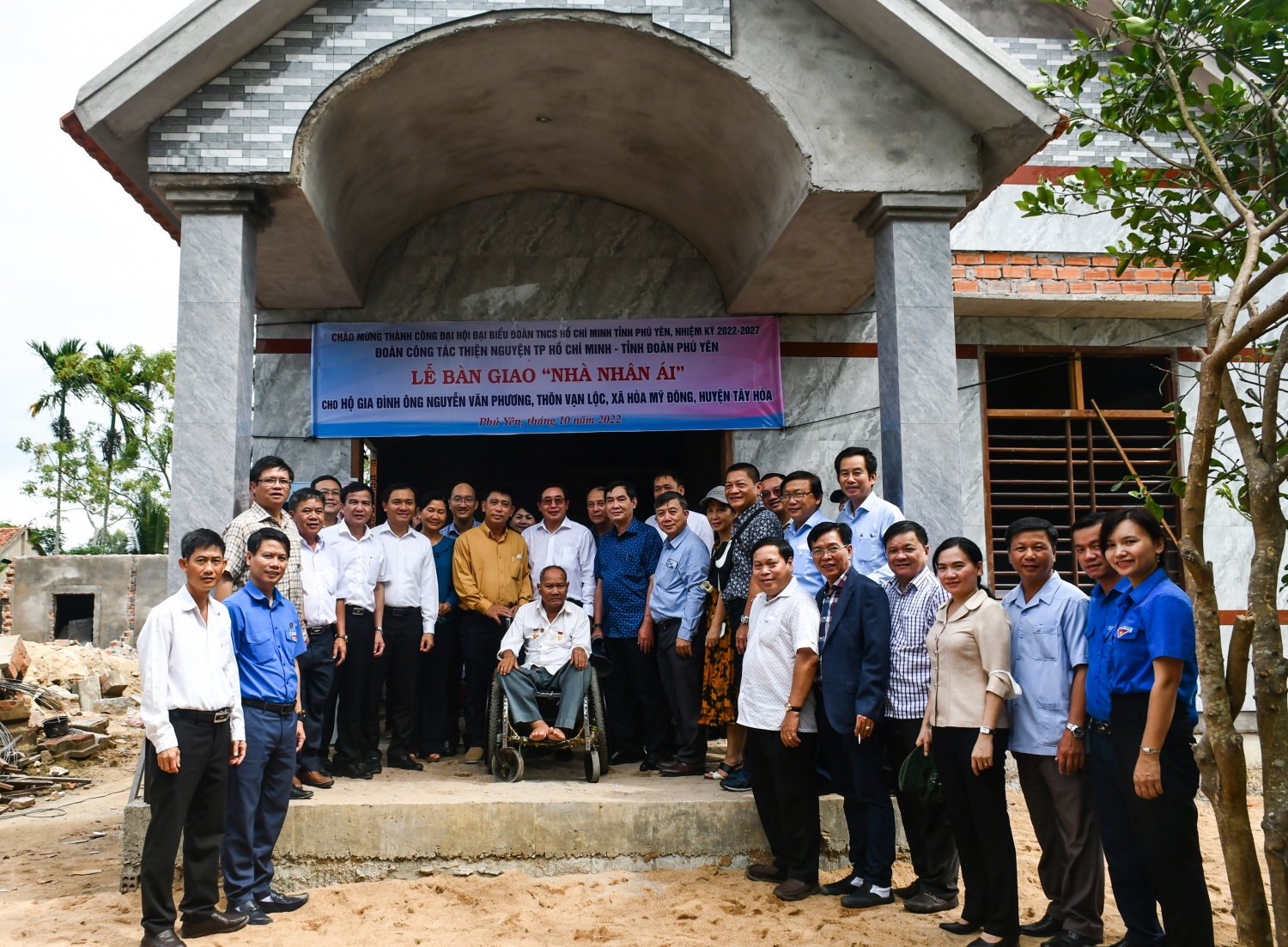 Các đồng chí lãnh đạo tỉnh và đoàn công tác, chính quyền địa phương khánh thành và bàn giao căn Nhà nhân ái cho hộ gia đình ông Nguyễn Văn Phương.