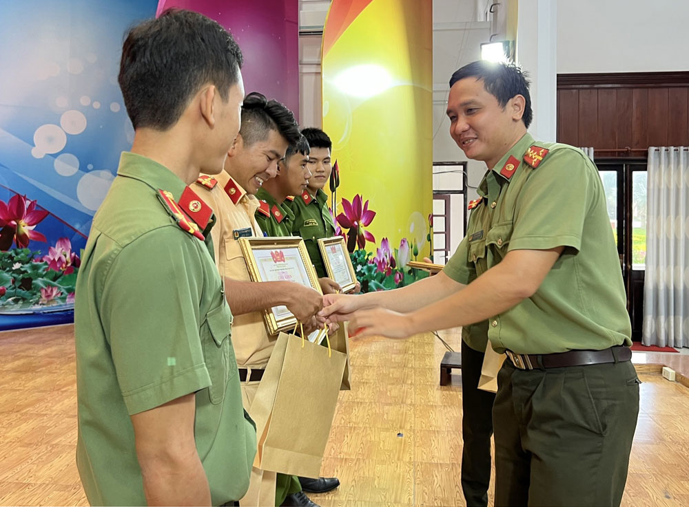 Bí thư Đoàn thanh niên Công an tỉnh Đỗ Như Đương trao giải cho các tập thể có thành tích trong triển khai phong trào Sự kiện - Hình ảnh tạo trào lưu, xu hướng tích cực trên không gian mạng. Ảnh: HÀ MY