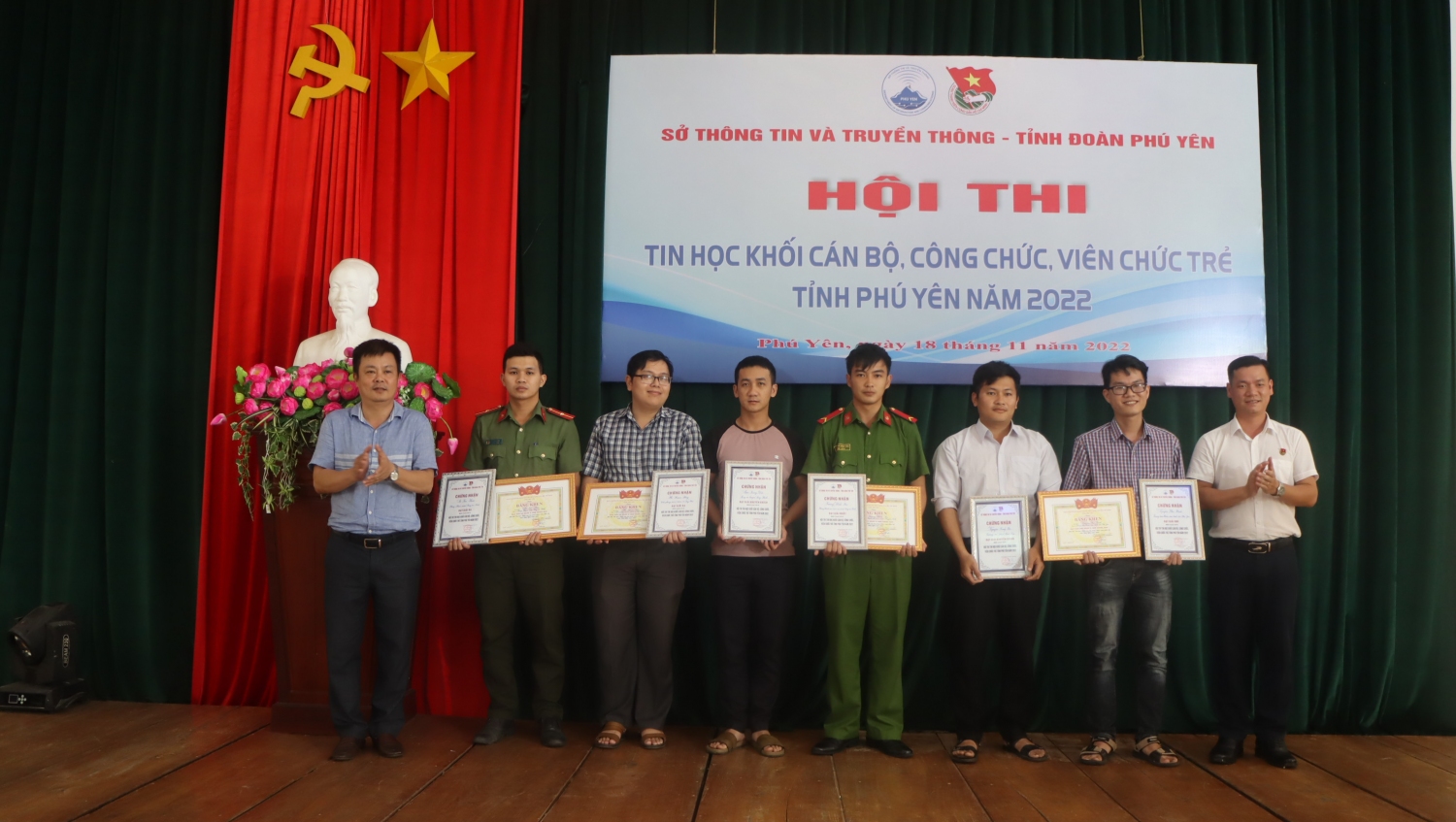 Ban Tổ chức trao giải cho các thí sinh xuất sắc.