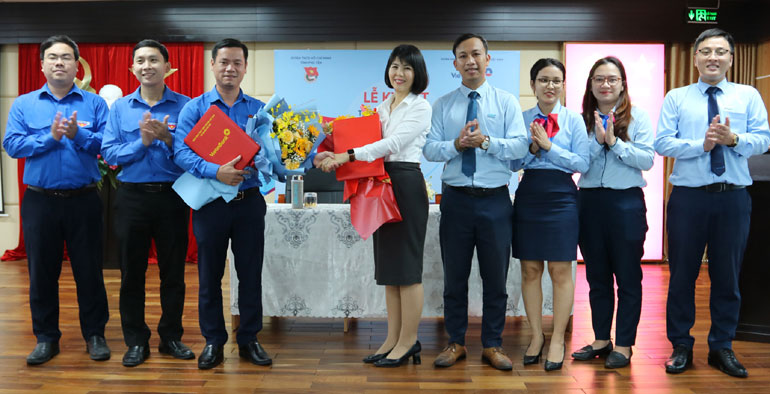 Thường trực Tỉnh đoàn và lãnh đạo VietinBank Phú Yên ký kết hợp tác giai đoạn 2022-2025.