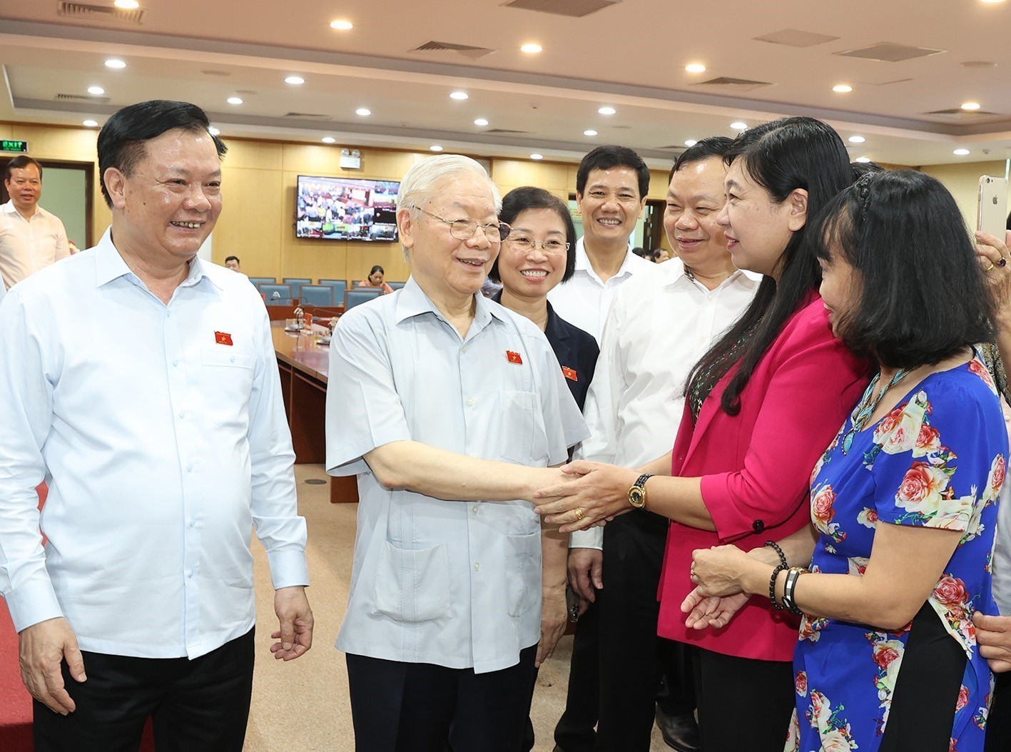 Tổng Bí thư Nguyễn Phú Trọng và đội ngũ cán bộ, cử tri tại quận Đống Đa, Hà Nội_Ảnh: TTXVN.