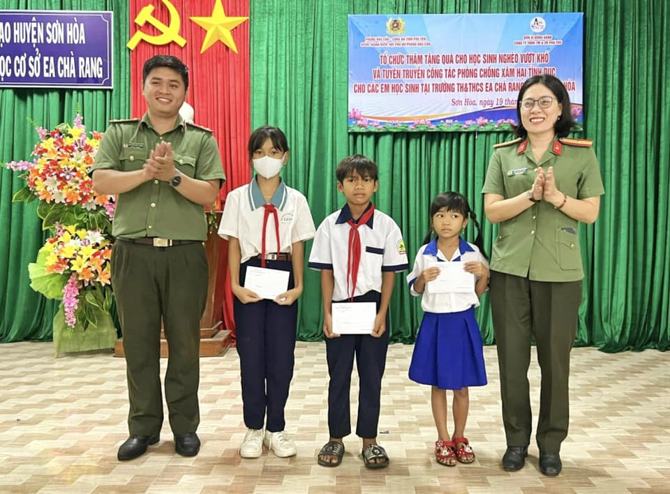 Tặng quà cho các em học sinh có hoàn cảnh khó khăn.