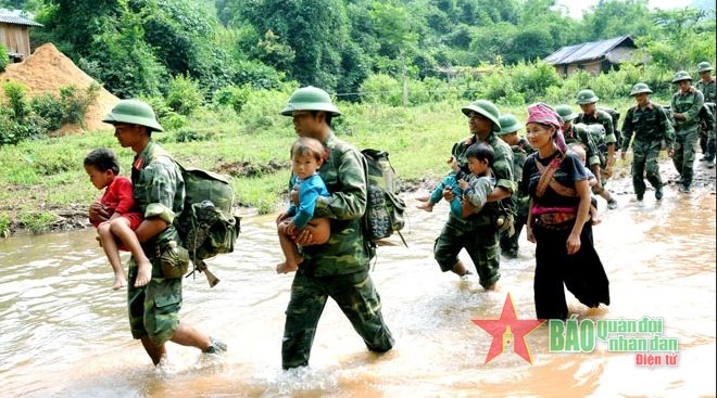 Bộ đội giúp người dân xã Nậm Vì, Mường Nhé, Điện Biên trong lũ lụt.