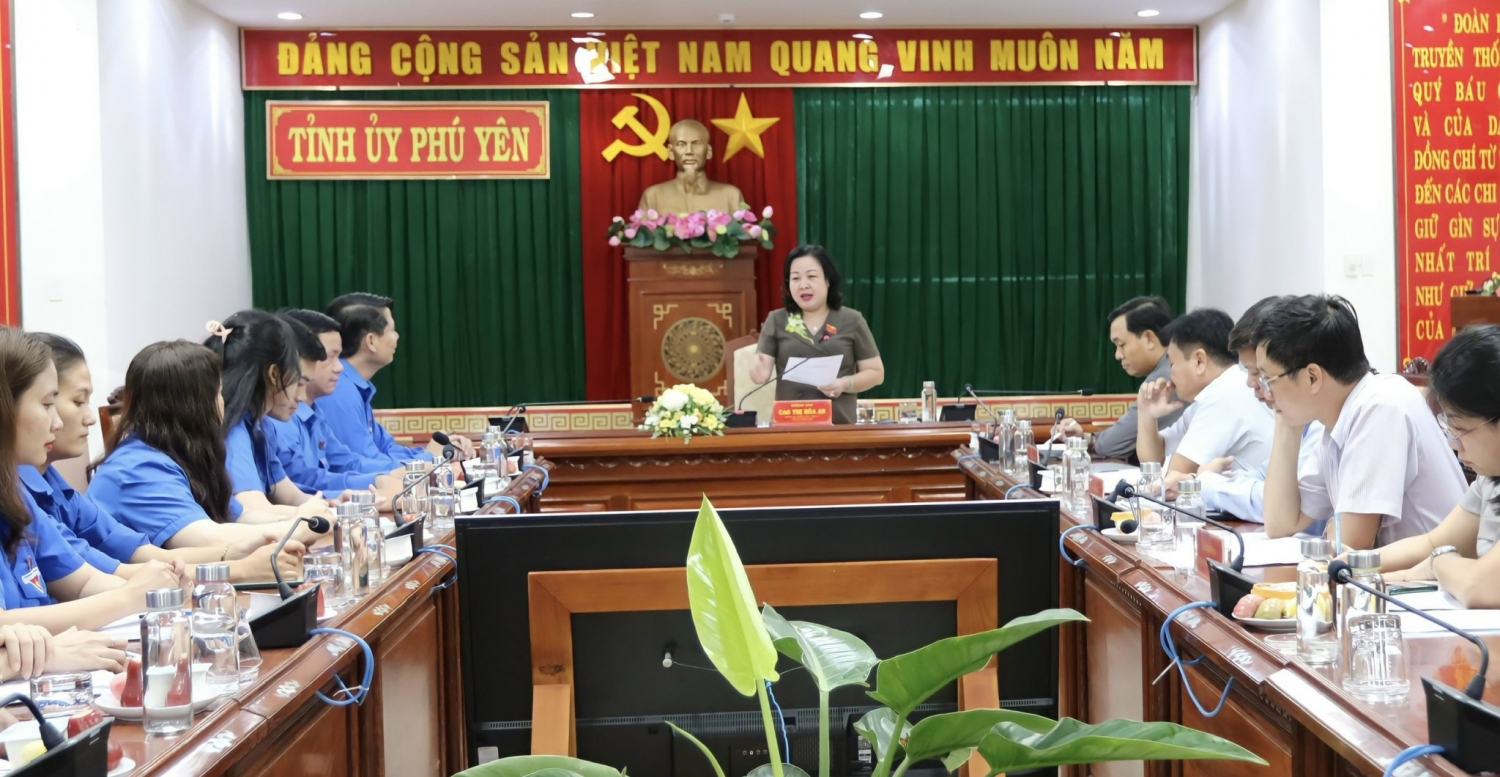 Đồng chí Cao Thị Hòa An phát biểu chỉ đạo tại buổi gặp mặt.