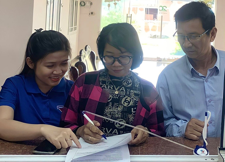 Đoàn viên thanh niên Cục Thuế Phú Yên tham gia Ngày thứ bảy tình nguyện hỗ trợ Nhân dân về thủ tục hành chính. Ảnh: CTV
