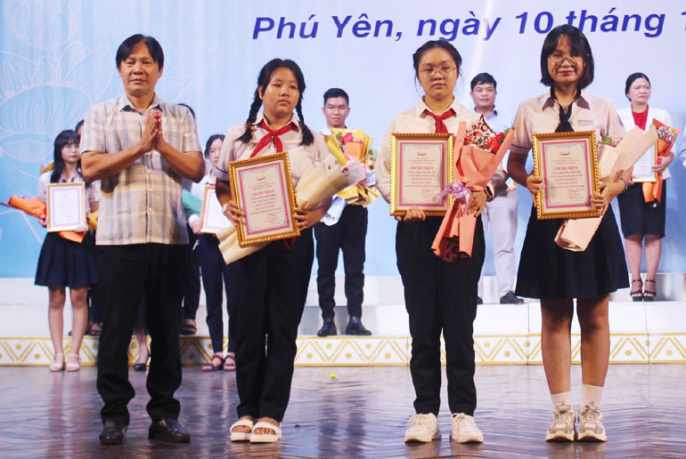 Ông Nguyễn Ngọc Thái, Phó Giám đốc Sở VH-TT-DL trao giải nhất cho các thí sinh.