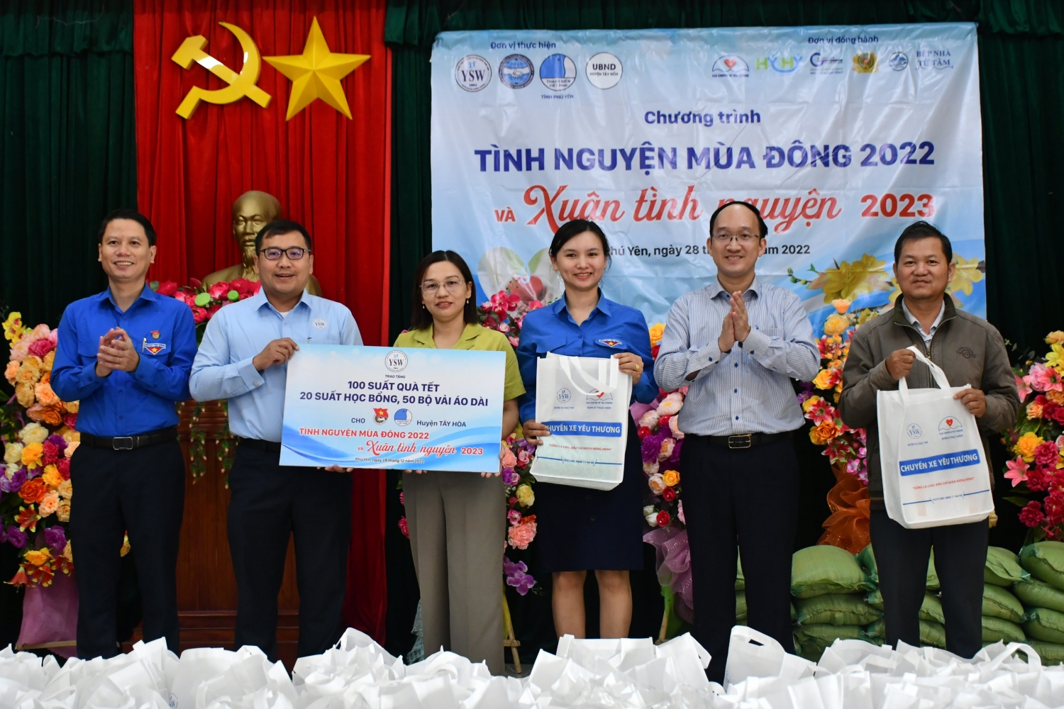 Ban Tổ chức trao bảng tượng trưng hỗ trợ quà cho người dân xã Hòa Thịnh.