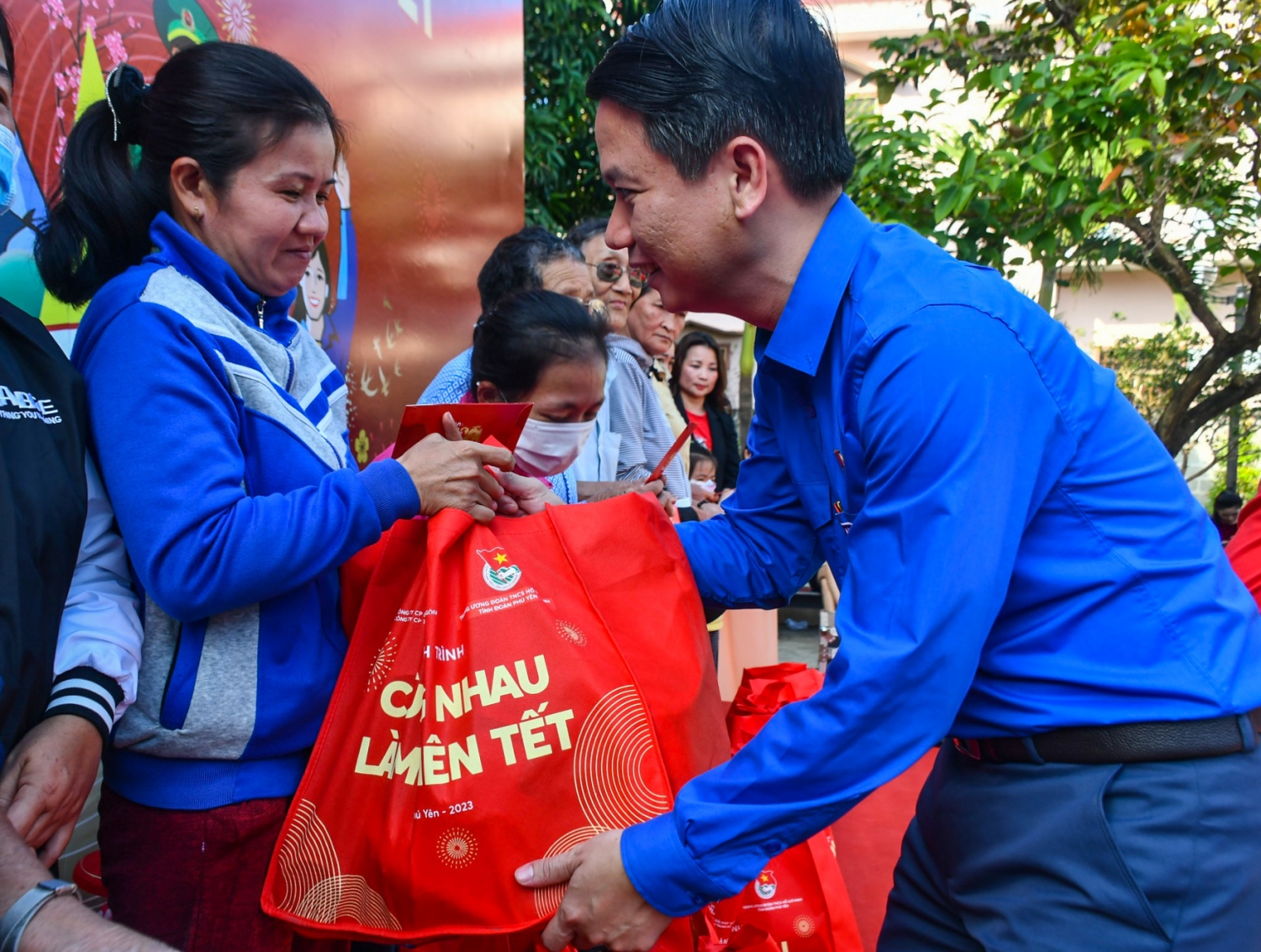 Đ/c Lương Minh Tùng, Bí thư Tỉnh Đoàn, Chủ tịch Hội LHTN Việt Nam tỉnh trao quà cho ngư dân, hộ gia đình chính sách, có hoàn cảnh khó khăn.