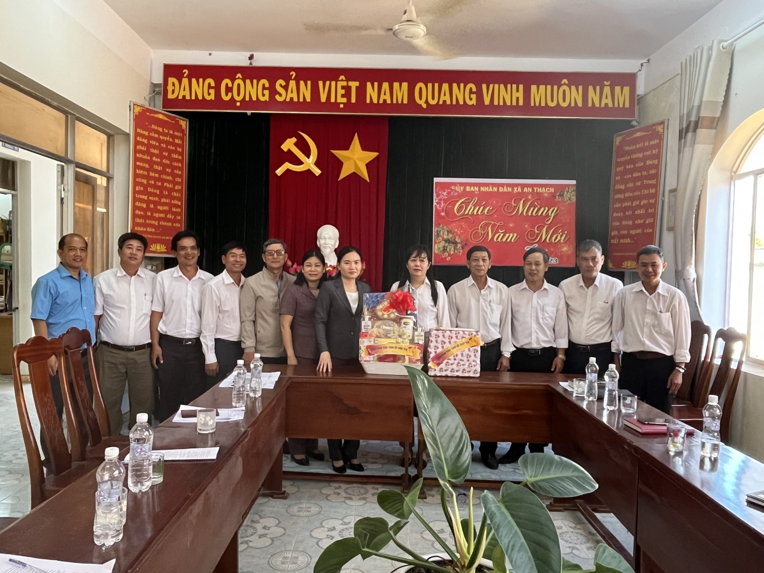 Ban Dân vận Tỉnh ủy phối hợp cùng Hội Văn học nghệ thuật tỉnh tặng quà cho Đảng ủy xã An Thạch.
