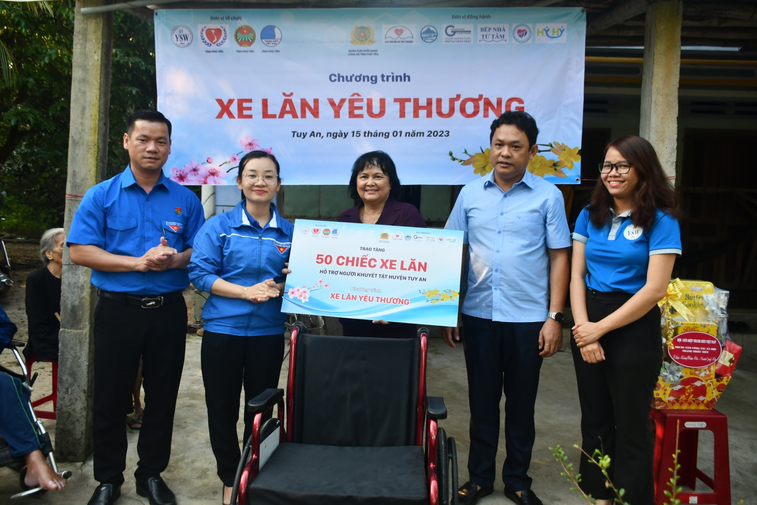 Ban Tổ chức trao tặng bảng tượng trưng hỗ trợ xe lăn người khuyết tật trên bàn huyện Tuy An.