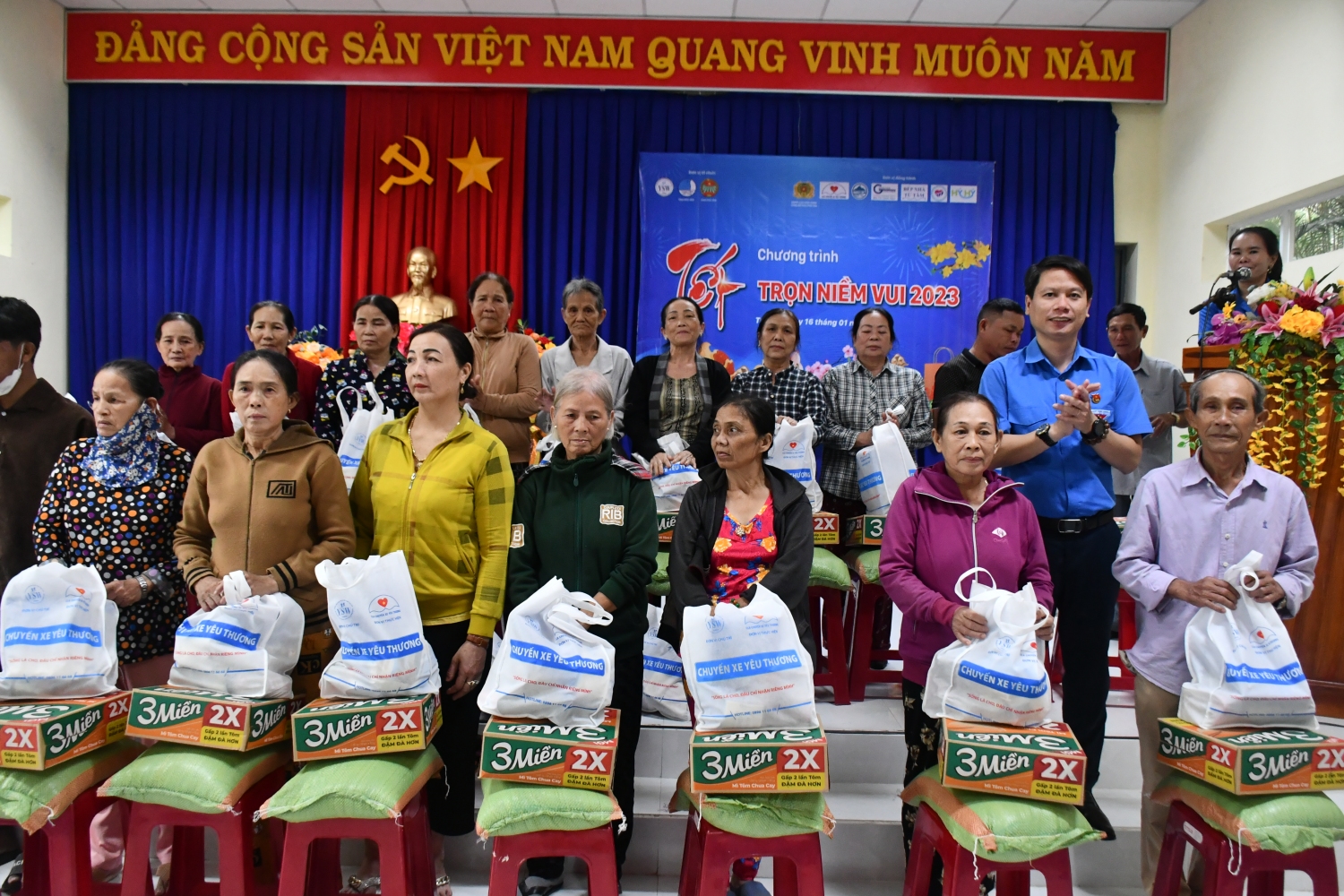 Đ/c Lương Minh Tùng, Bí thư Tỉnh Đoàn, Chủ tịch Hội LHTN Việt Nam tỉnh trao quà cho người dân có hoàn cảnh khó khăn xã An Thạch.
