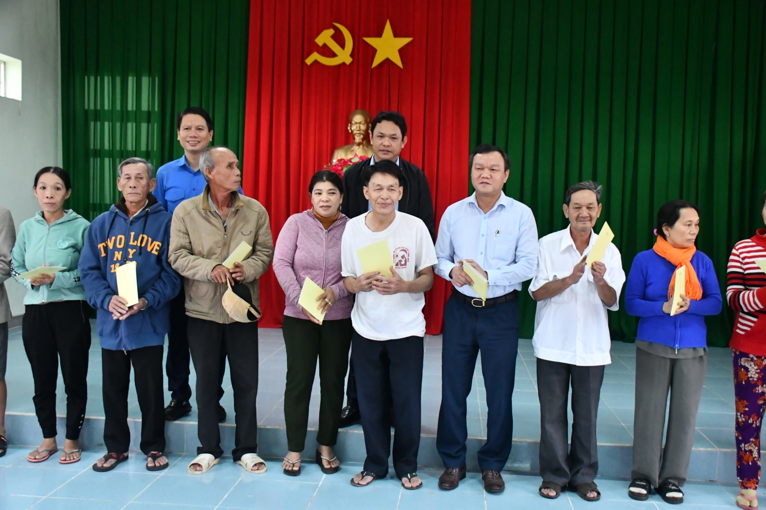 Đồng chí Đào Mỹ, Phó Chủ tịch UBND tỉnh cùng Thường trực Tỉnh Đoàn, Hội Nông dân tỉnh trao quà cho người dân có hoàn cảnh khó khăn ở thôn Phú Lạc, phường Hòa Hiệp Nam, thị xã Đông Hòa.