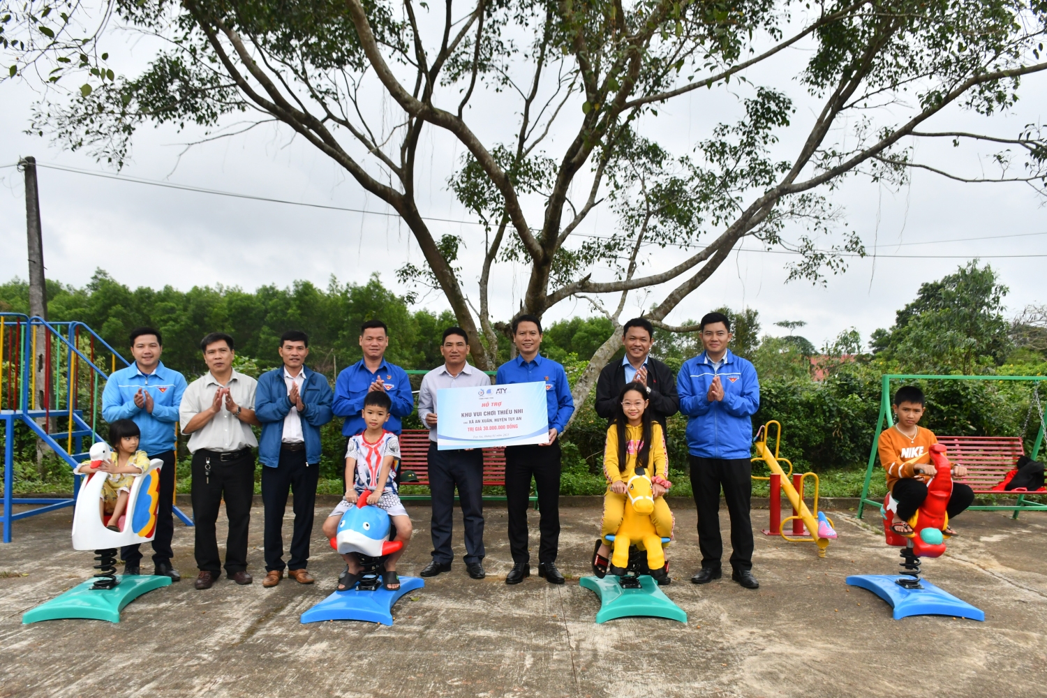 Thường trực Tỉnh Đoàn bàn giao công trình “Khu vui chơi cho thiếu nhi” cho địa phương.