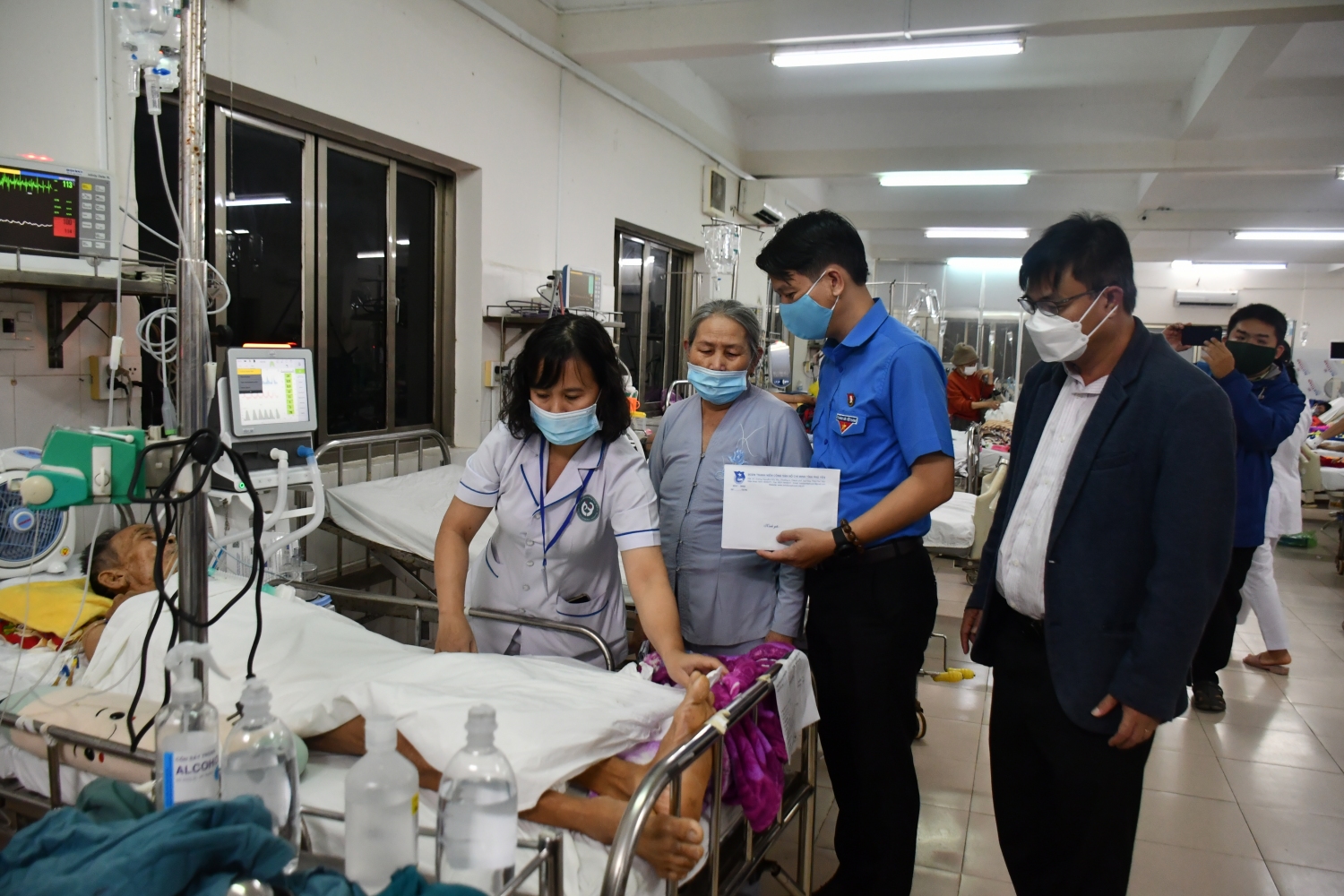 Đ/c Lương Minh Tùng và đ/c Nguyễn Huỳnh Vĩnh Huy tặng quà cho bệnh nhân đang điều trị tại Bệnh viện Đa khoa tỉnh.