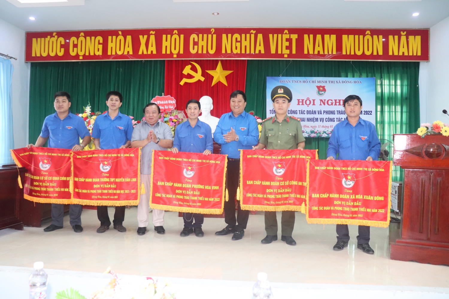 Trưởng Ban Dân vận Thị ủy Lê Anh Dũng và Bí thư Thị Đoàn Võ Hoài Văn trao cờ thi đua dẫn đầu năm 2022 cho các đơn vị.