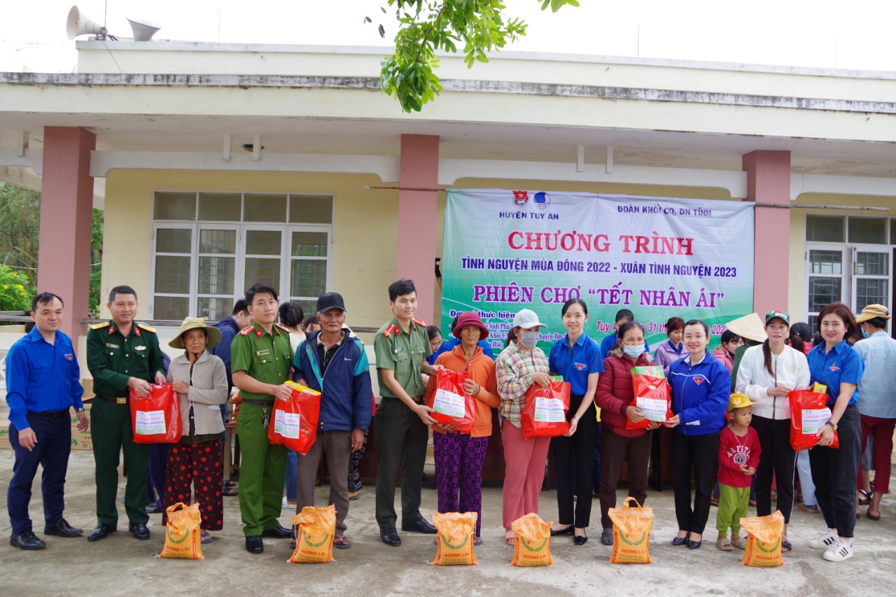 Phiên chợ “Tết nhân ái” trao tặng quà cho các hộ gia đình chính sách.