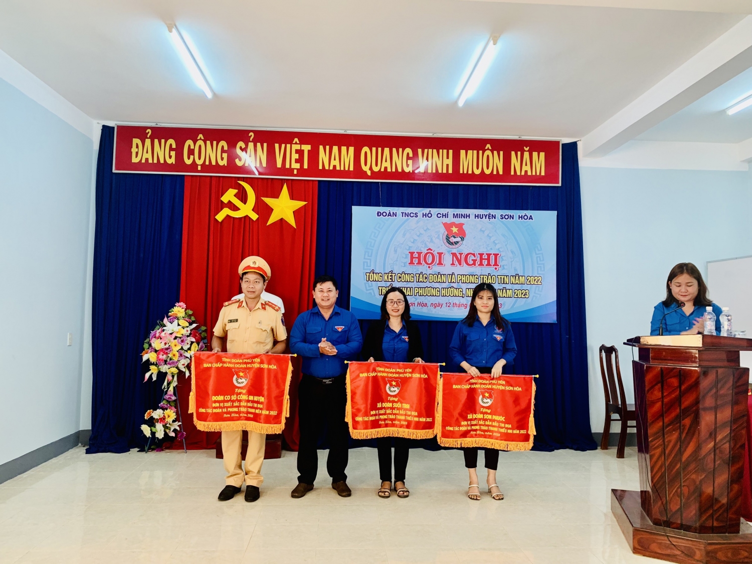 Ban Thường vụ Huyện Đoàn đã trao cờ thi đua dẫn đầu cho 03 đơn vị.