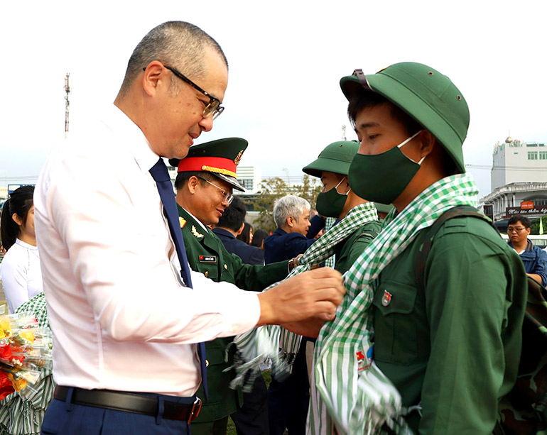 Đồng chí Phạm Đại Dương, Ủy viên Trung ương Đảng, Bí thư Tỉnh ủy, Trưởng đoàn ĐBQH tỉnh tặng khăn choàng cổ, động viên thanh niên TP Tuy Hòa vinh dự trở thành người chiến sĩ trong Quân đội Nhân dân Việt Nam. Ảnh: NGỌC THẮNG