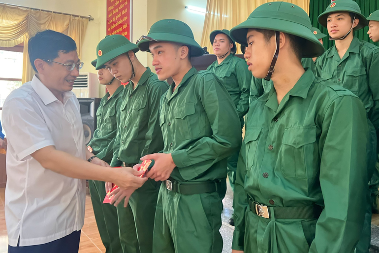 Bí thư Thành ủy Tuy Hòa Huỳnh Lữ Tân tặng quà, động viên các thanh niên lên đường nhập ngũ.