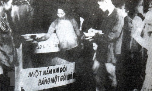 Trong những năm 1945-1946, hưởng ứng lời kêu gọi của Đảng và Bác Hồ về chống “giặc đói,” phong trào hũ gạo tiết kiệm,” “ngày đồng tâm”… đã diễn ra rộng khắp trên cả nước. (Ảnh: Tư liệu/TTXVN phát)