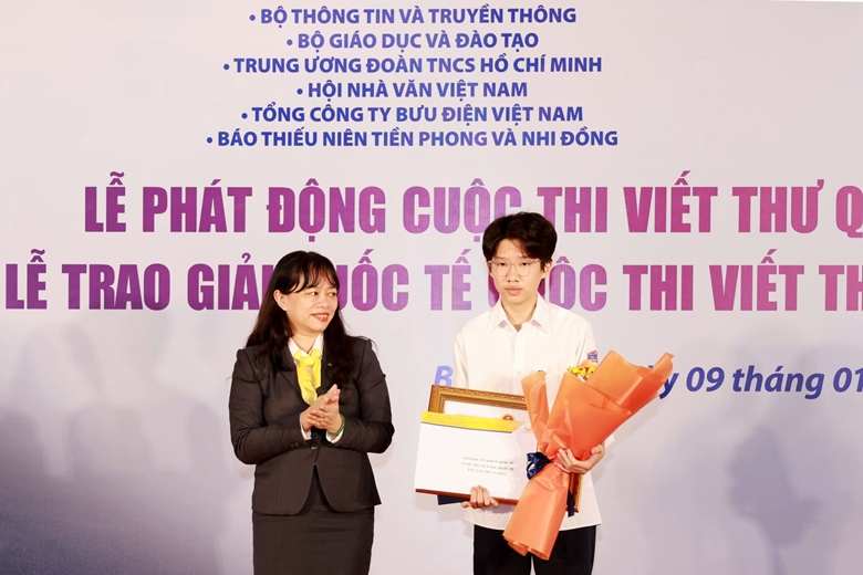 Bà Chu Thị Lan Hương, Phó Tổng Giám đốc Tổng công ty Bưu điện Việt Nam đại diện BTC Cuộc thi trao phần thưởng giải Khuyến khích Quốc tế cho em Nguyễn Bình Nguyên
