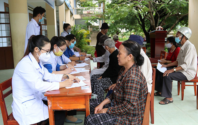 Đoàn viên thanh niên Trung tâm Y tế TP Tuy Hòa tư vấn, khám bệnh cho người dân phường Phú Thạnh. Ảnh: HÀ MY