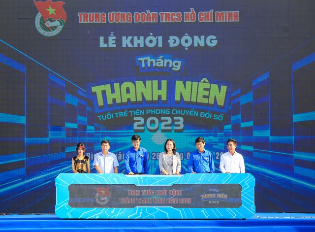 Đồng chí Võ Thị Ánh Xuân, Uỷ viên T.Ư Đảng, Quyền Chủ tịch nước; đồng chí Bùi Quang Huy, Ủy viên dự khuyết T.Ư Đảng, Bí thư thứ nhất T.Ư Đoàn cùng các đại biểu thực hiện nghi thức khởi động Tháng Thanh niên năm 2023