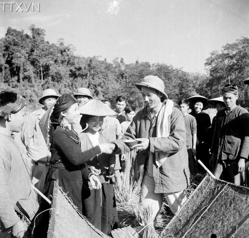 Người đi thăm bà con nông dân tỉnh Bắc Cạn đang thu hoạch lúa mùa năm 1950. (Ảnh tư liệu).
