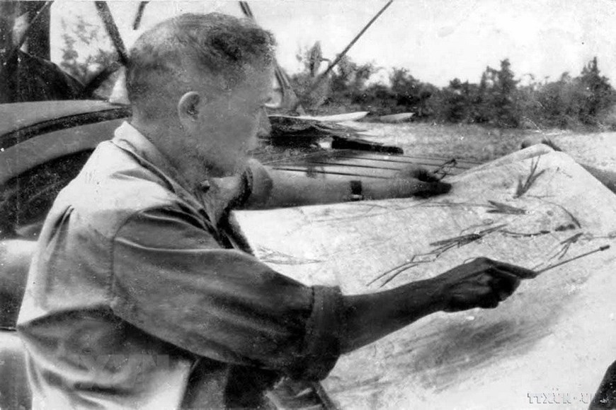 Thượng tướng Chu Huy Mân, nguyên Tư lệnh Quân giải phóng Quân khu 5 đang kiểm tra, theo dõi các mũi tiến công của quân giải phóng đánh vào thành phố Đà Nẵng (3-1975). Ảnh: Tư liệu/TTXVN