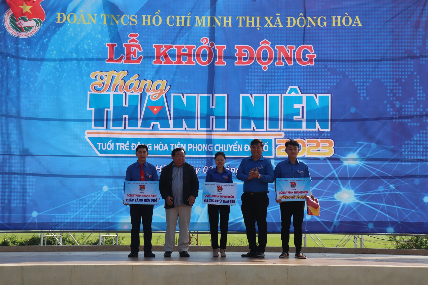 Thị Đoàn trao bảng tượng trưng các công trình thực hiện trong Tháng Thanh niên 2023.