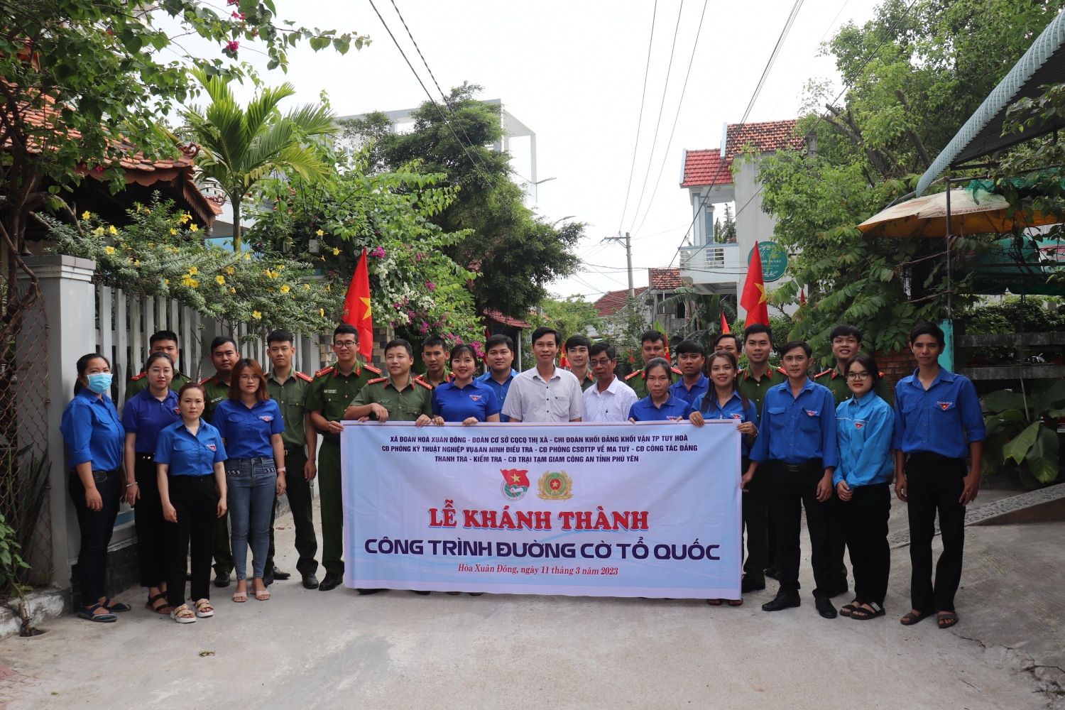  Ảnh: Đoàn viên, thanh niên 7 đơn vị tham gia cắm cờ Tổ quốc 2 bên đoạn đường thôn Bàn Thạch.