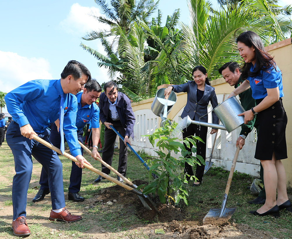 Đồng chí Đinh Thị Thu Thanh, Ủy viên Ban Thường vụ, Trưởng ban Dân vận Tỉnh ủy (bìa phải) cùng lãnh đạo Đảng ủy Khối Cơ quan, doanh nghiệp tỉnh, Tỉnh đoàn trồng cây xanh. Ảnh: HÀ MY