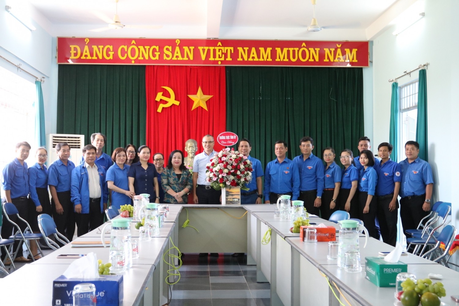 Thường trực Tỉnh ủy tặng hoa chúc mừng tập thể Thường trực, Ban Thường vụ, cán bộ cơ quan Tỉnh Đoàn.