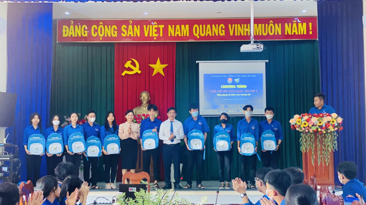 Ban tổ chức trao tặng 10 phần quà cho học sinh có thành tích học tập tốt.