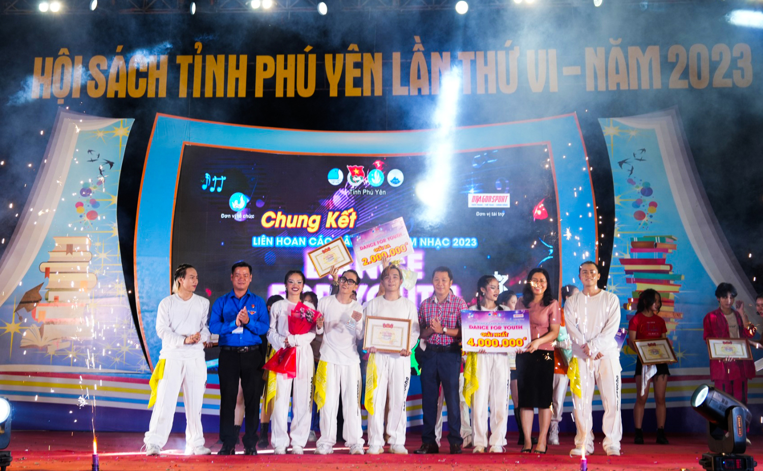 Ban tổ chức trao giải nhất cho nhóm Life School (TP. Tuy Hòa).