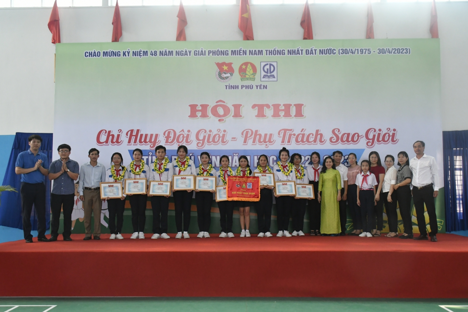 Ban tổ chức trao giải nhất toàn đoàn cho Hội đồng Đội huyện Tuy An.