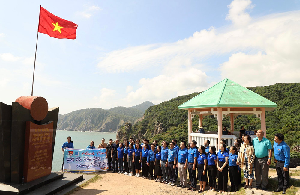 Tuổi trẻ Hải Dương - Phú Yên chào cờ trên Mũi Điện. Ảnh: BẢO KÍNH