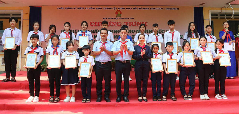 Thường trực Tỉnh đoàn cùng đại diện Ban Dân vận Tỉnh ủy, Sở GD-ĐT Phú Yên trao danh hiệu Dũng sĩ nghìn việc tốt cấp tỉnh năm 2023 cho các thiếu nhi, đội viên.