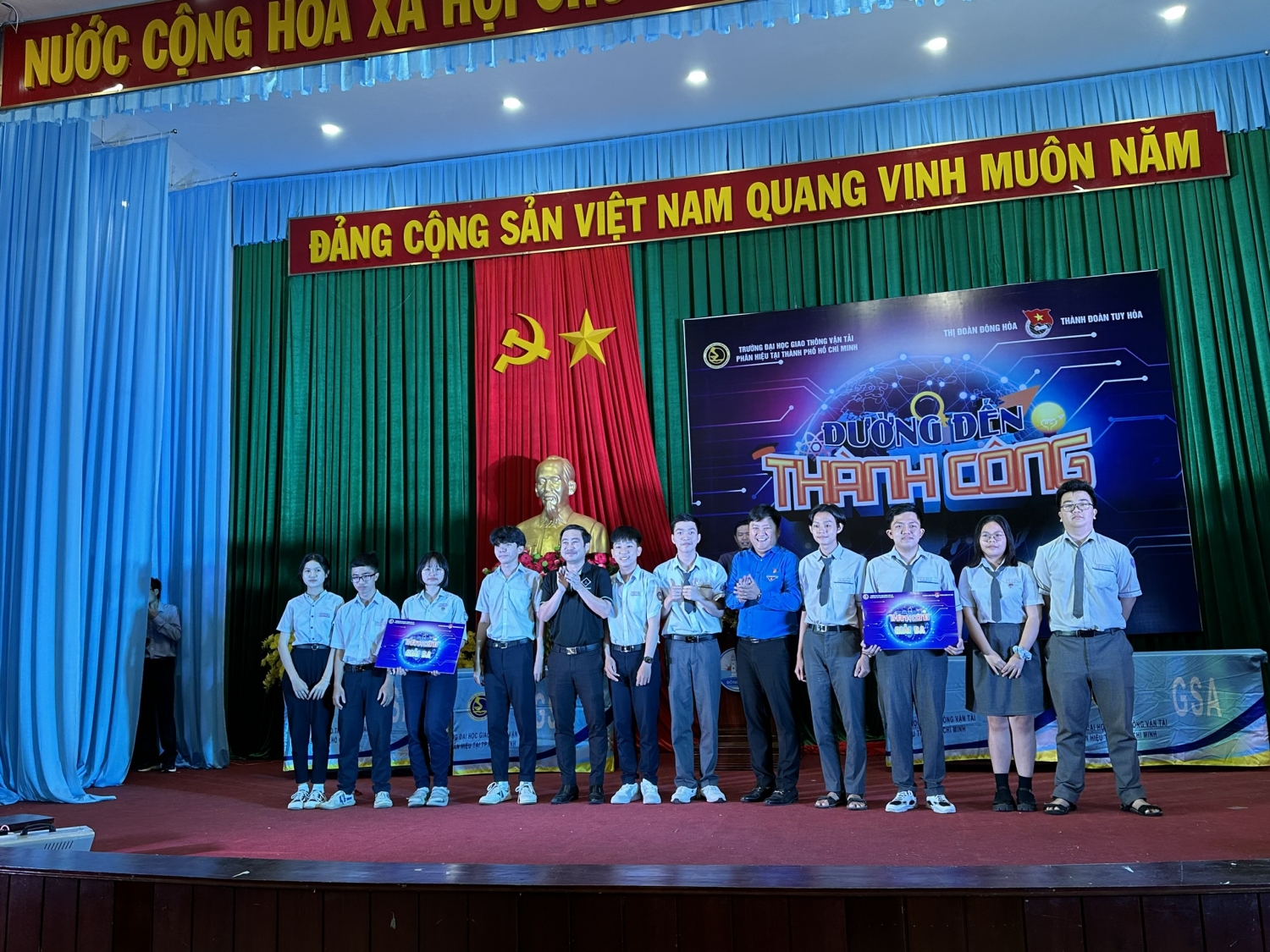 Anh Lê Duy - Bí thư Thành Đoàn Tuy Hòa và anh Võ Hoài Văn - Bí Thư Thị Đoàn Đông Hòa trao giải cho các đội thi.