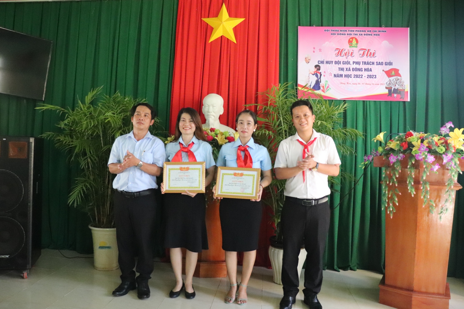 Thị Đoàn Đông Hòa và Phòng GD&ĐT thị xã trao giải nhất Hội thi cho trường THCS Nguyễn Chí Thanh và Tiểu học Phạm Văn Đồng