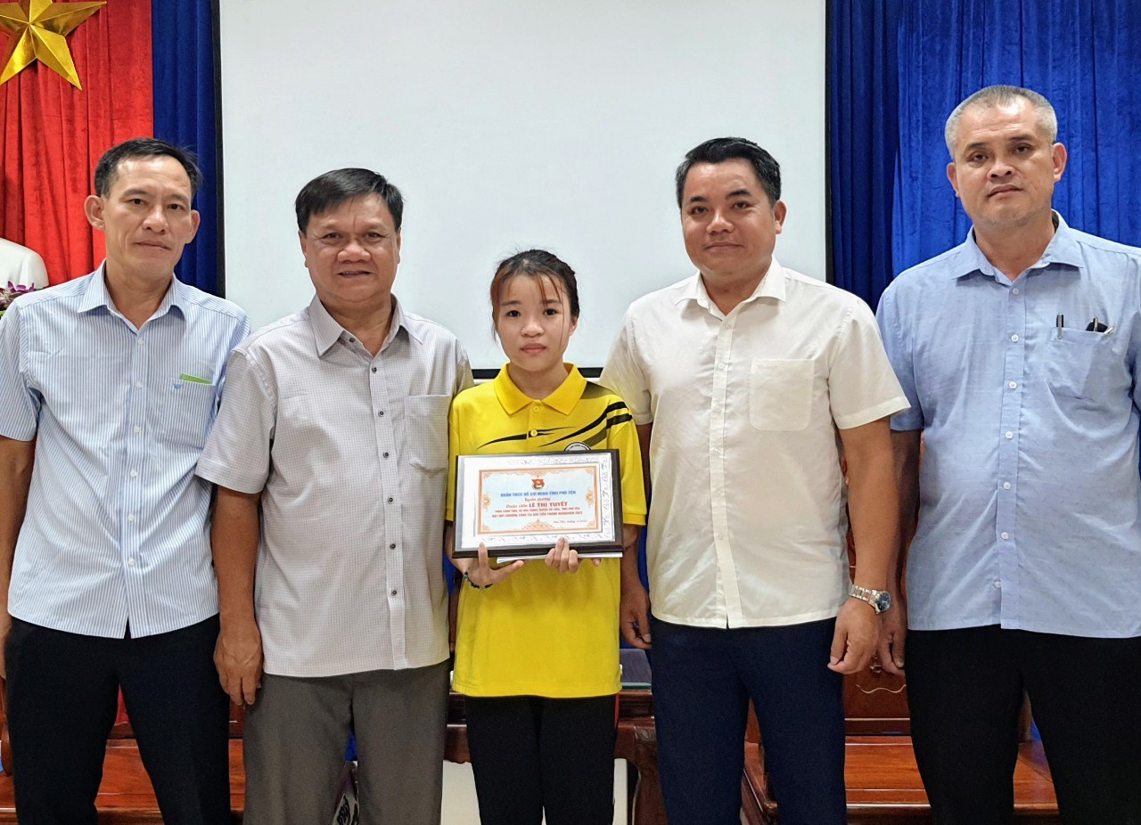 Tuyên dương em Lê Thị Tuyết đạt Huy chương vàng tại Giải Tiền Phong Marathon năm 2023.