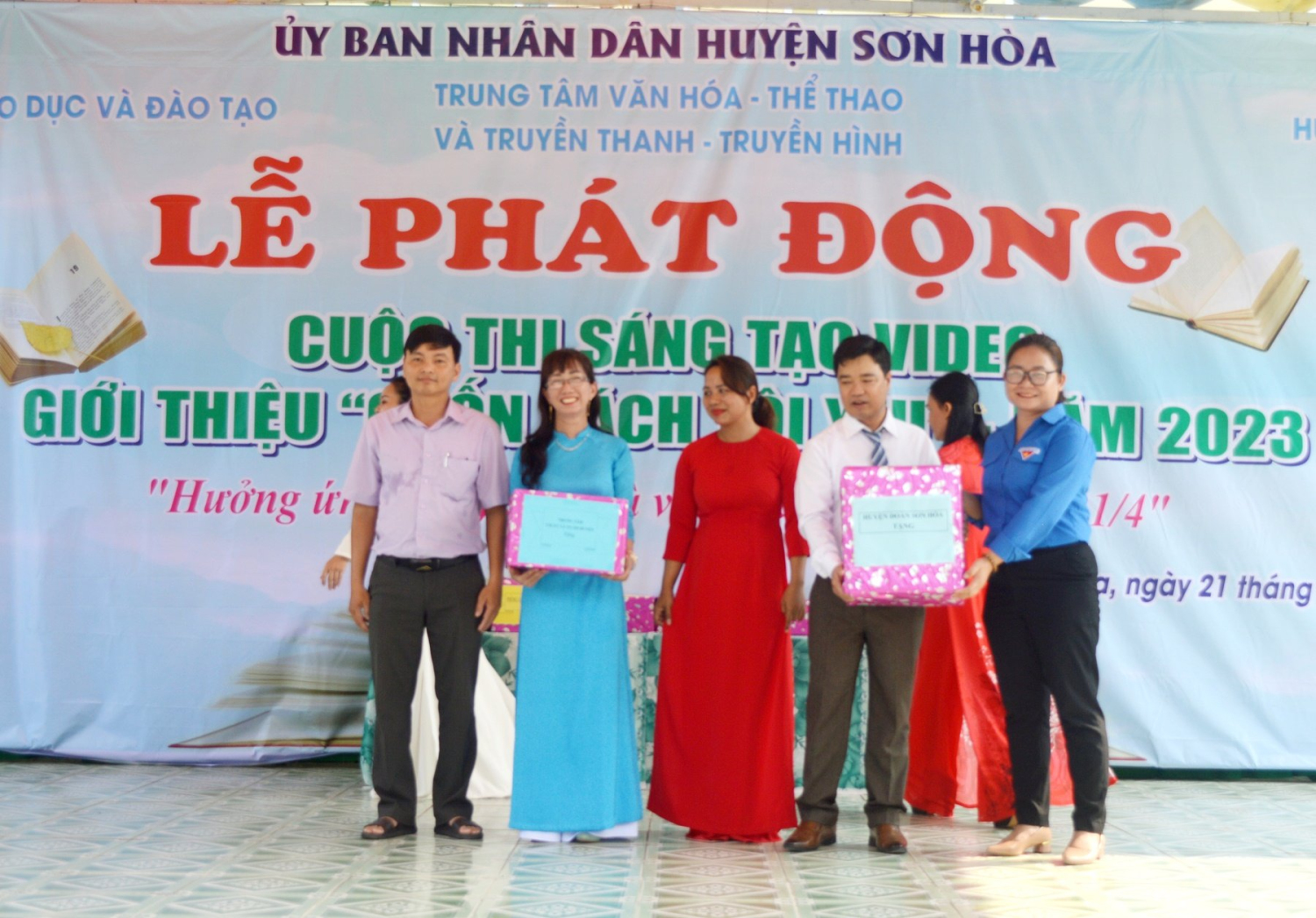Trao tặng một số đầu sách hay cho BGH trường Tiểu học số 2 thị trấn Củng Sơn.