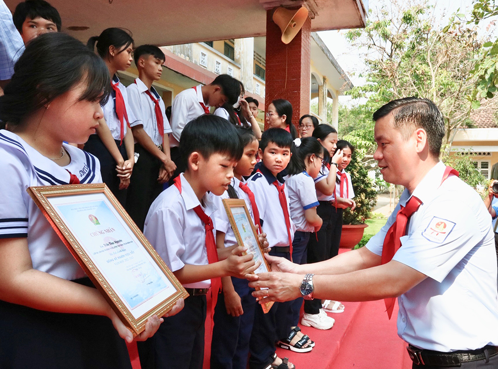 Chủ tịch Hội đồng Đội tỉnh Võ Duy Kha trao danh hiệu Dũng sĩ Nghìn việc tốt cấp tỉnh năm 2023 cho các đội viên. Ảnh: HÀ MY